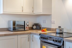 Microwave, oven, dishwasher, cookware/dishes/utensils - 3 Bed in Withern (oc-a34087) (Withern)