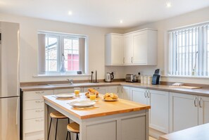 Uuni, astianpesukone, keittoastiat/astiat/ruokailuvälineet