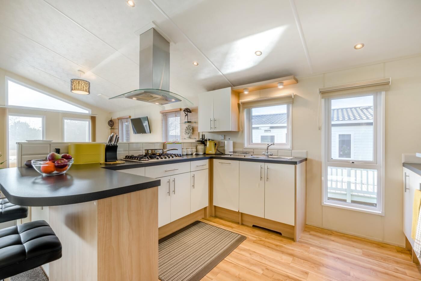 オーブン、食器洗い機、ハイチェア、調理器具と食器