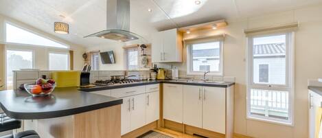 オーブン、食器洗い機、ハイチェア、調理器具と食器