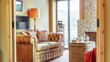 Televisión y chimenea