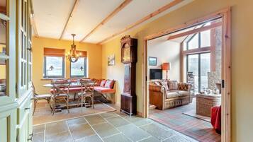 Televisión y chimenea