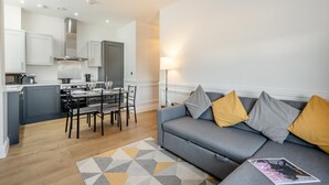 Un appartement moderne comprenant une cuisine, un coin repas et un salon.