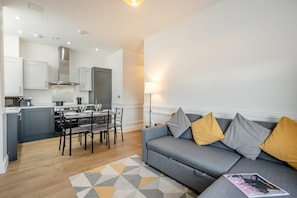Eine moderne Wohnung mit Küche, Essbereich und Wohnzimmer.