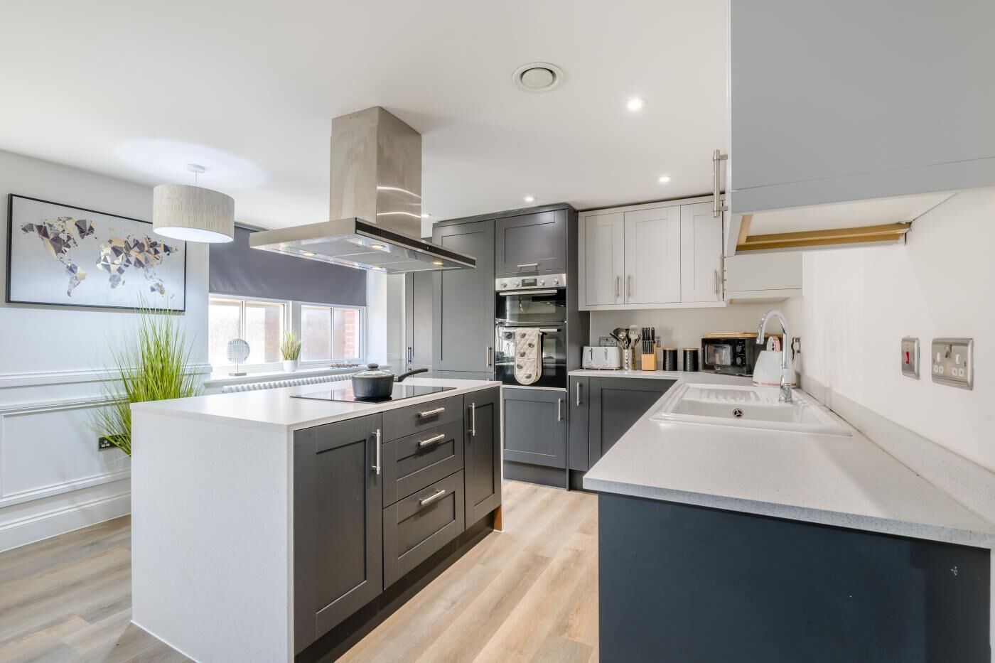 Microondas, horno, lavavajillas y trona infantil