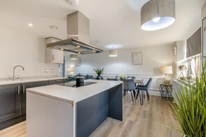 Four à micro-ondes, un four, lave-vaisselle, chaise haute