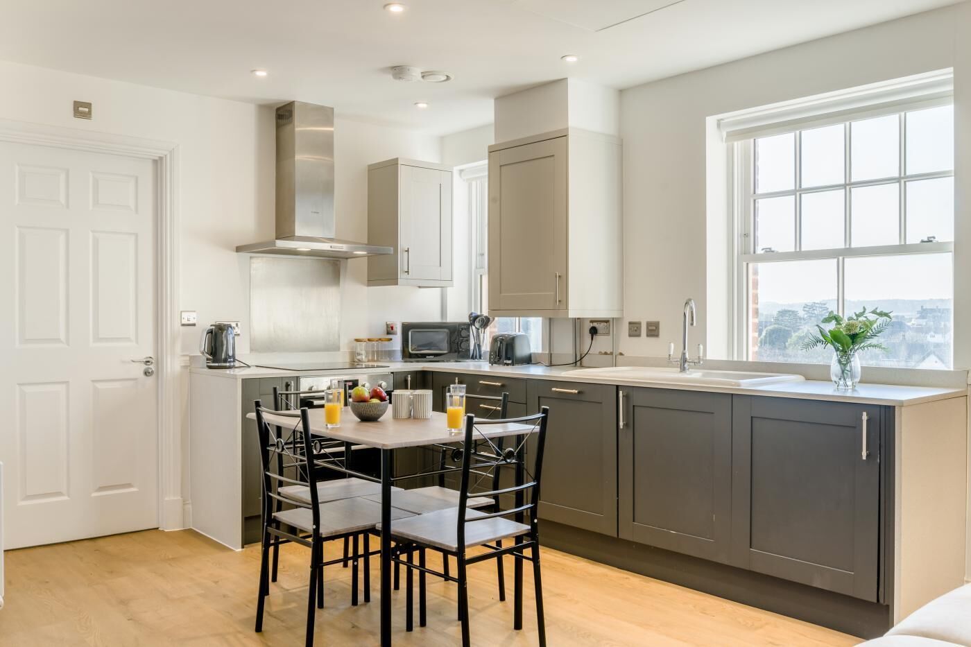 Microondas, horno, lavavajillas y trona infantil