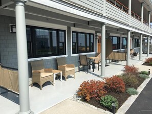 Outdoor dining - Oceanfront Luxury Retreat on Pine Point Beach – Steps to the Sand (Scarborough)