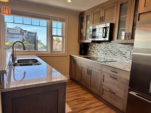 Microwave, stovetop, dishwasher - Oceanfront Luxury Retreat on Pine Point Beach – Steps to the Sand (Scarborough)