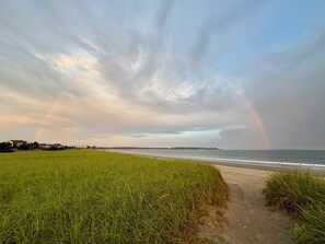 On the beach - Oceanfront Luxury Retreat on Pine Point Beach – Steps to the Sand (Scarborough)