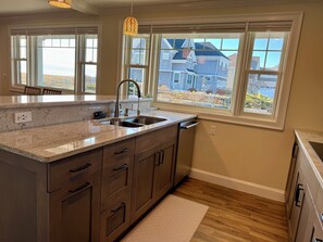 Microwave, stovetop, dishwasher - Oceanfront Luxury Retreat on Pine Point Beach – Steps to the Sand (Scarborough)
