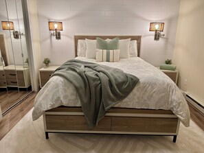 1 bedroom, iron/ironing board, WiFi, bed sheets - Oceanfront Luxury Retreat on Pine Point Beach – Steps to the Sand (Scarborough)