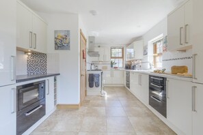 Oven, dishwasher, high chair, cookware/dishes/utensils - 5 Bed in Holt (oc-b34435) (Holt)