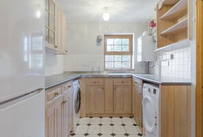 Oven, dishwasher, high chair, cookware/dishes/utensils - 5 Bed in Holt (oc-b34435) (Holt)