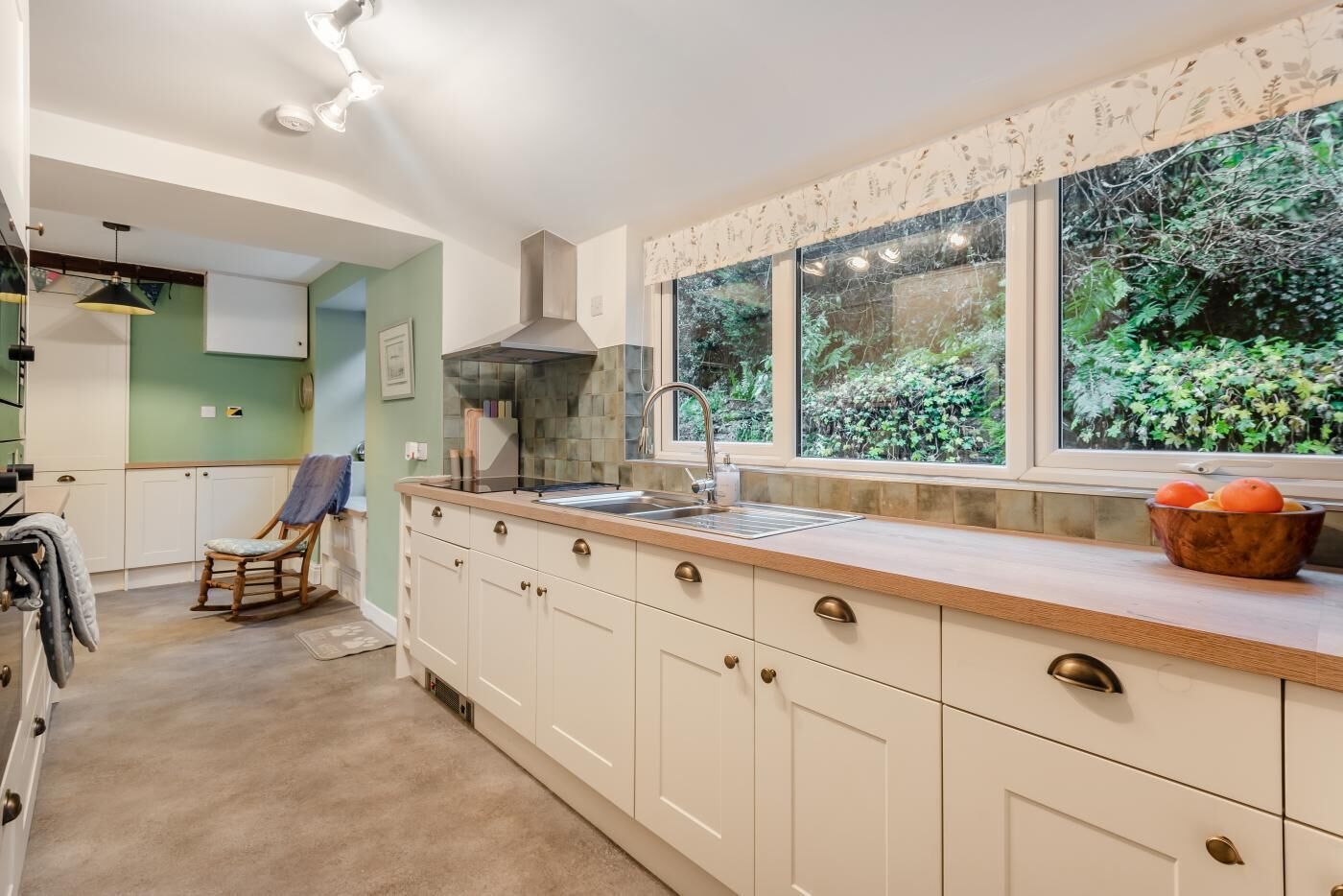 Four, lave-vaisselle, chaise haute