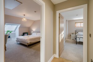 Tabla de planchar con plancha, wifi gratis y ropa de cama 