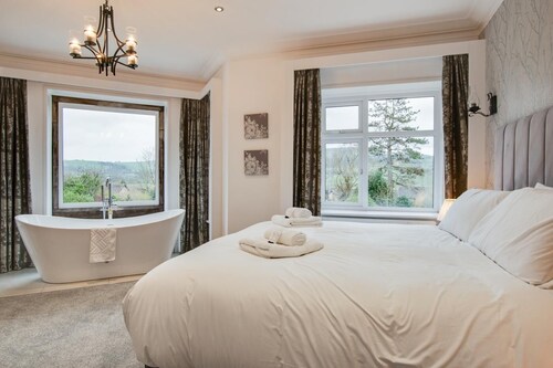 6 Bed in Chapel-en-le-Frith (oc-c34371)