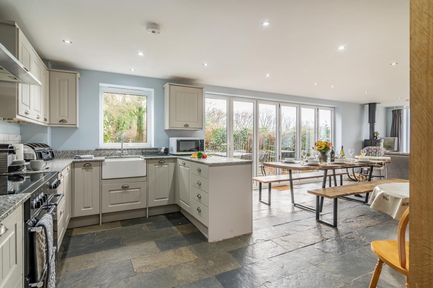 Mikrobølgeovn, ovn, opvaskemaskine, højstol