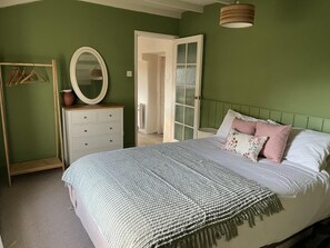 3 bedrooms, iron/ironing board, travel cot, free WiFi - 3 Bed in St. Merryn (oc-l34453) (Porthcothan Bay)