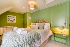 3 chambres, fer et planche à repasser, lit de bébé portatif