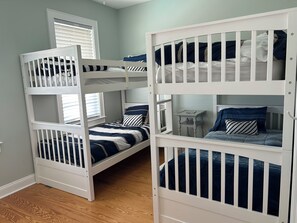 5 bedrooms, free WiFi, bed sheets - Captains Choice , is a  beachfront 5 bdrm/5.5bth vacation home right on Atlantic Beach. Enjoy spacious living, a fully equipped kitchen, stunning ocean views, private pool & hot tub. Walk to food, drinks & music.  Off-season pool heating avail. (Atlantic Beach)