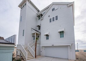 Exterior - Captains Choice ,is a  beachfront 5 bdrm coastal vacation home right in Atlantic Beach. Enjoy spacious living, a fully equipped kitchen, stunning ocean views, private pool & hot tub. Walk to food, drinks & music. Perfect for families. (Atlantic Beach)