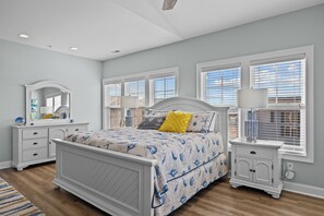 4 bedrooms, free WiFi, bed sheets - Stunning top-floor penthouse retreat in the heart of Atlantic Beach! This spacious 4-bedroom, 3-bath condo features a great room with a fireplace, a bonus loft space with a poker table, and elevator access from the carport for effortless arrivals. (Atlantic Beach)