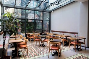 فطور أوروبي مجانًا يوميًا