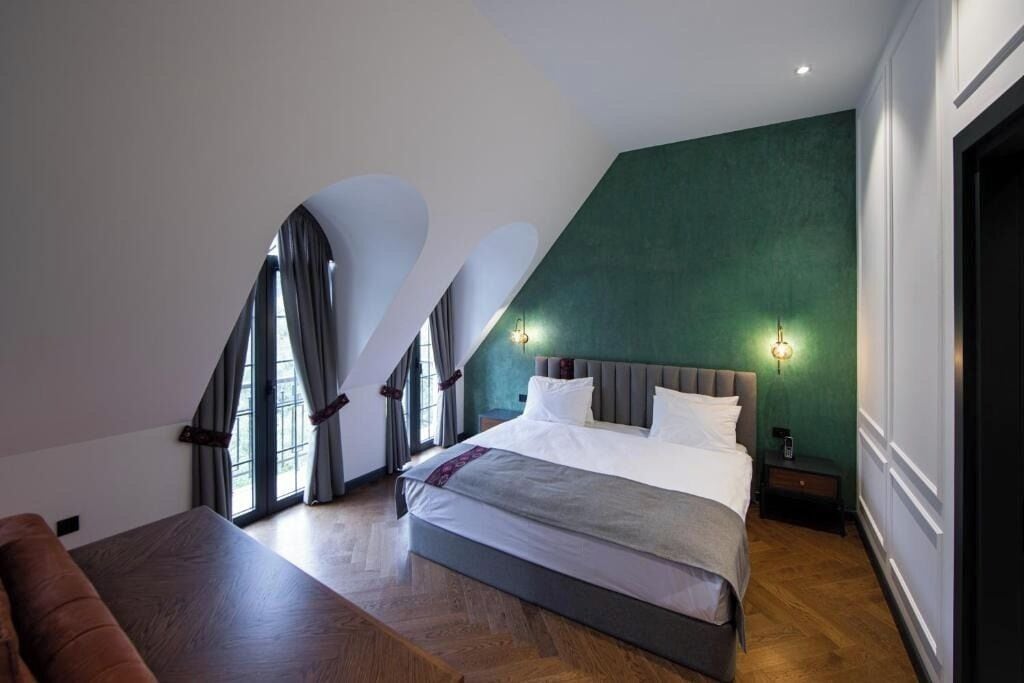 خزنة داخل الغرفة وتجهيزات عازلة للصوت وواي فاي مجانًا