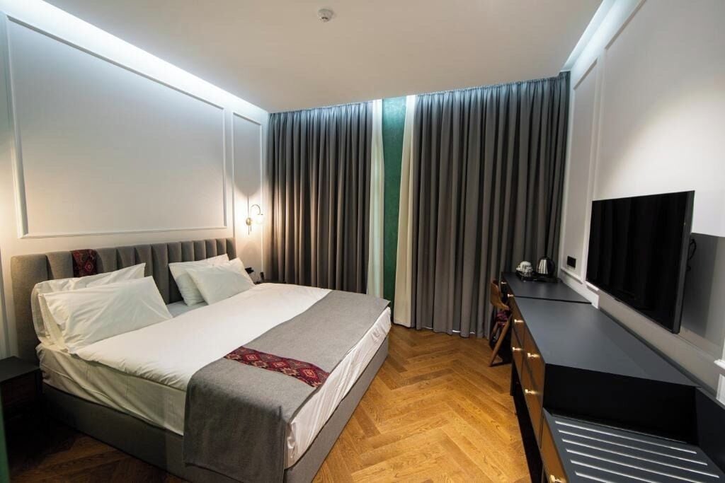 خزنة داخل الغرفة وتجهيزات عازلة للصوت وواي فاي مجانًا