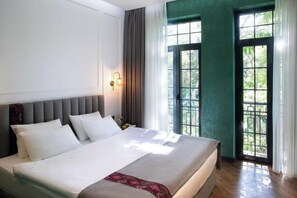 خزنة داخل الغرفة وتجهيزات عازلة للصوت وواي فاي مجانًا