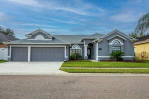 Exterior - Disney-Themed 4BR Home w/ Private Pool | Sleeps 9 | 20 min to Disney (Davenport)