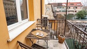 A balcony with a table, two wine glasses, and a book. - Vicolo Santa Rufina Apartment - Trastevere (Roma)