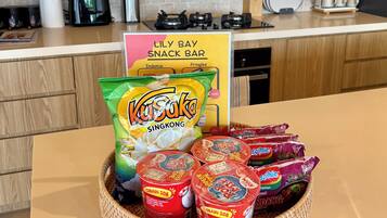 Vila Keluarga, 3 kamar tidur, dapur, pemandangan kolam renang | Dapur pribadi | Microwave dan peralatan masak/sendok-piring