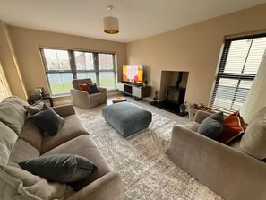 Apartment | Living area - Modern Entire Home Retreat in Newry (Newry)