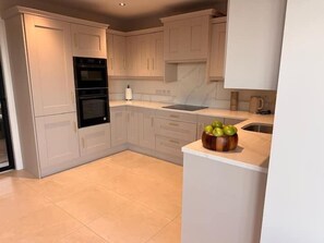 Private kitchen - Modern Entire Home Retreat in Newry (Newry)