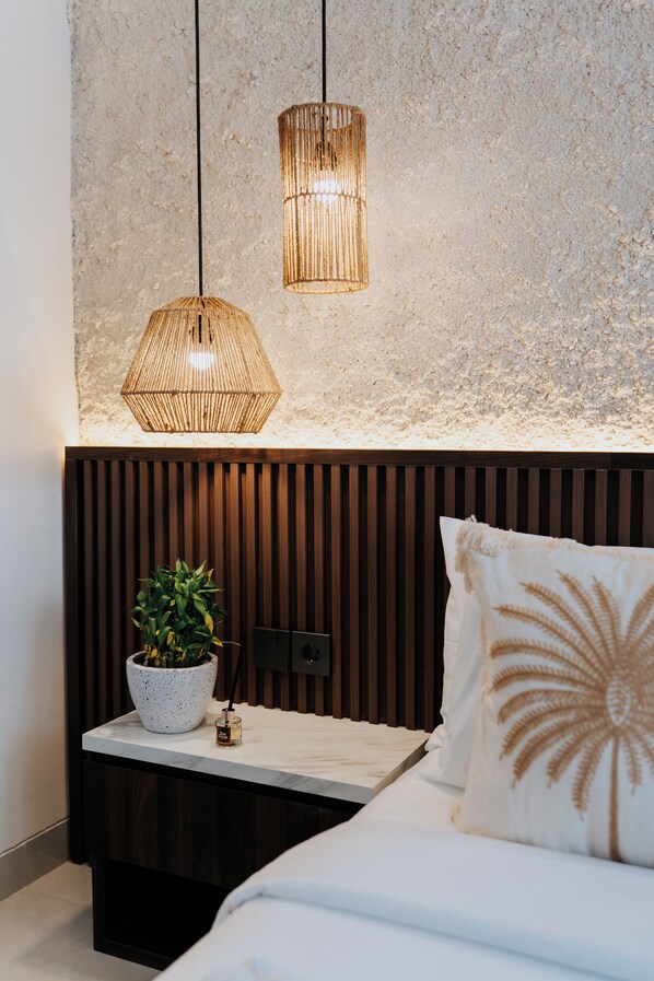 In-room safe, desk, laptop workspace, blackout drapes - Casa Nika Suites Seminyak (Seminyak)