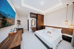 高級雙人房 | 客房內保險箱、書桌、筆電工作空間、遮光布/窗簾