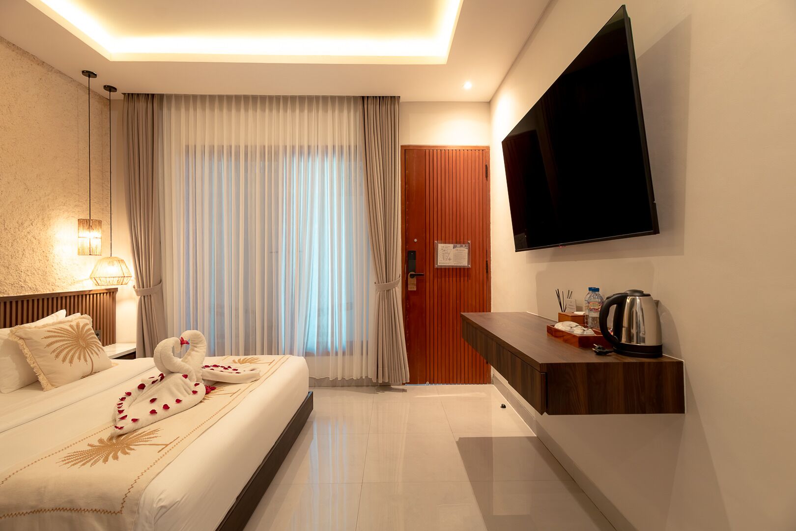 Habitación doble estándar | Caja de seguridad en la habitación y escritorio 