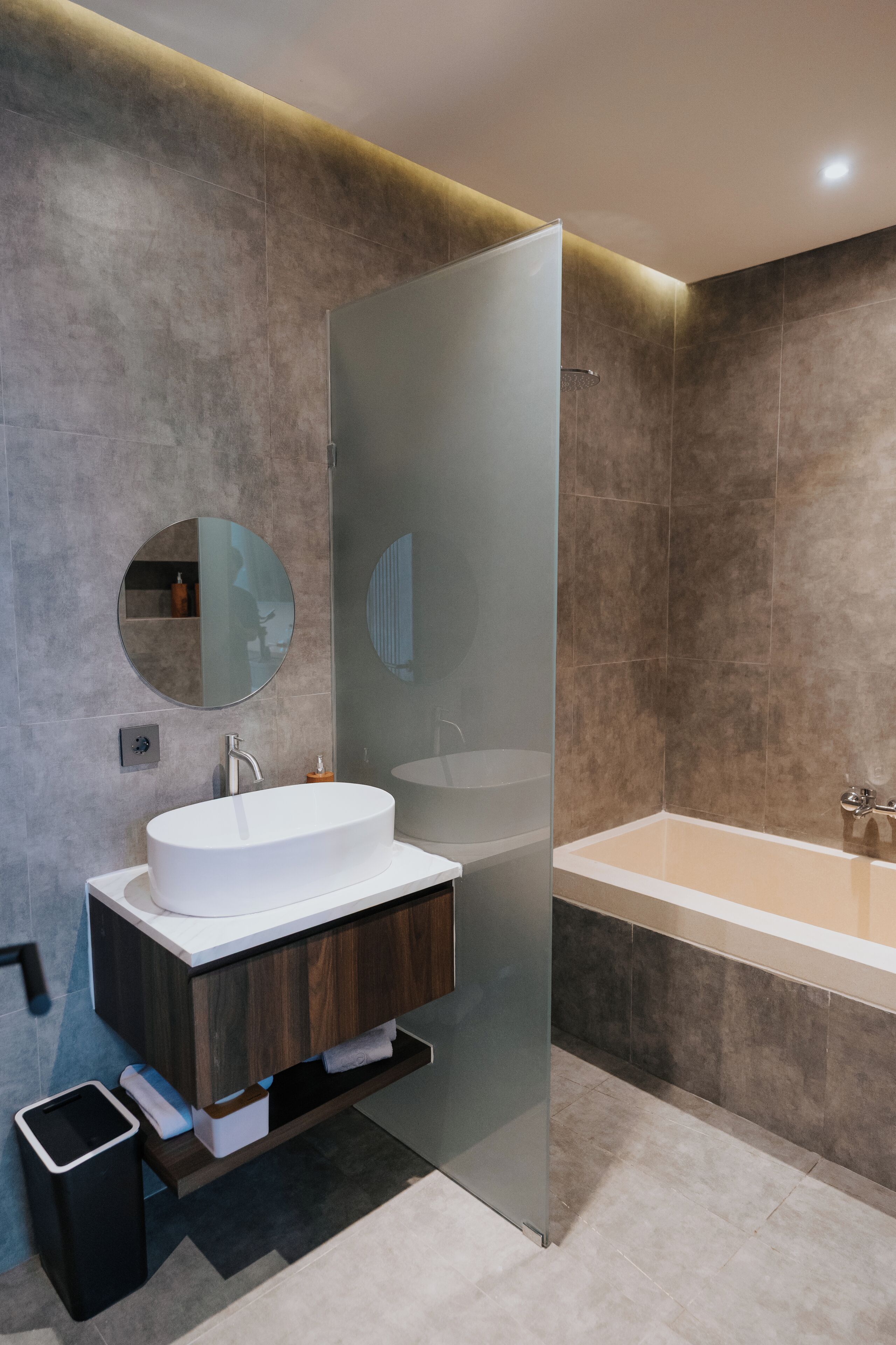 Habitació doble Deluxe, vistes a la piscina | Bany | Assecador de cabells, tovalloles, sabó i xampú 