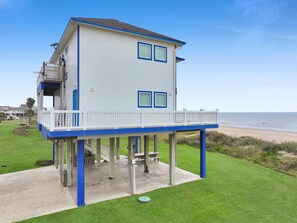 Property grounds - Crystal By The Ocean - Front Row 4 Bedrooms 2.5 Bath Sleeps 10 (Crystal Beach)