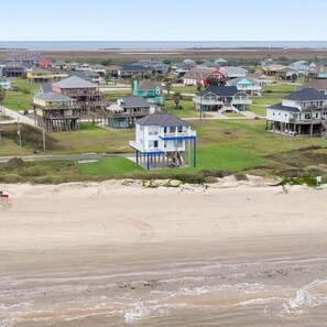 On the beach - Crystal By The Ocean - Front Row 4 Bedrooms 2.5 Bath Sleeps 10 (Crystal Beach)