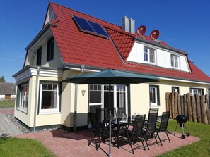 Outdoor dining - Holiday Home Kranichnest with Lake View, Private Terrace, Sauna & Wi-Fi (Breege)