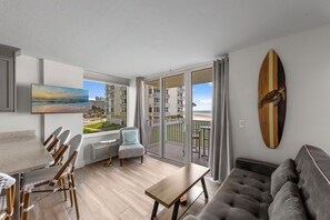 Smart TV - Beachfront Estero Beach & Tennis Club 102B—Sunset Gulf Water Views, heated resort Pool, Pickleball & Tennis, 2 Bikes + beach Gear. 6-7 night stays (Fort Myers Beach)