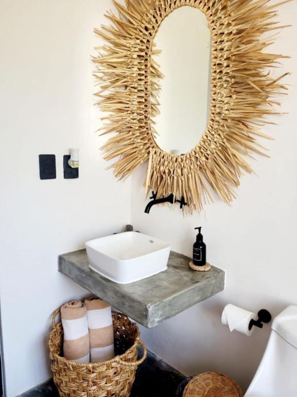 Een haardroger, handdoeken, zeep, toiletpapier