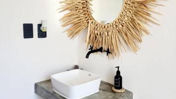 Een haardroger, handdoeken, zeep, toiletpapier