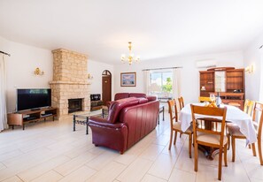 TV - Villa Retiro no Campo - Large private pool (Guia)