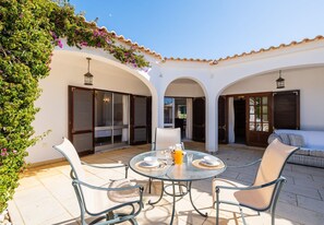 Outdoor dining - Villa Retiro no Campo - Large private pool (Guia)