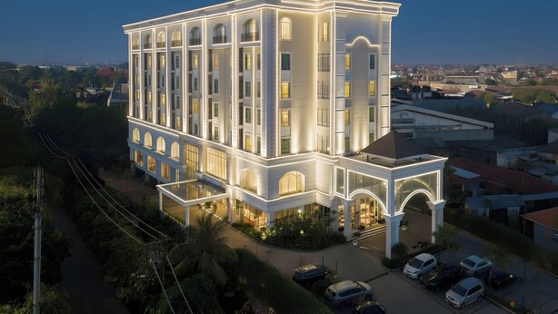 A large, multi-story hotel with a prominent sign reading "ASTANARAYA".