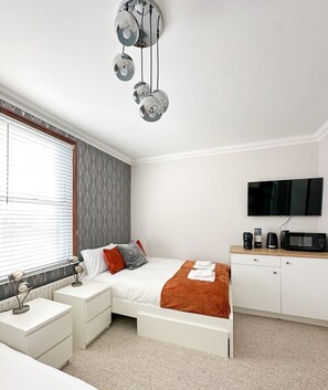 Panoramic Apartment, Ensuite, City View (Quad (4-Person)) | Iron/ironing board, free WiFi - Fulham Rooms (London)